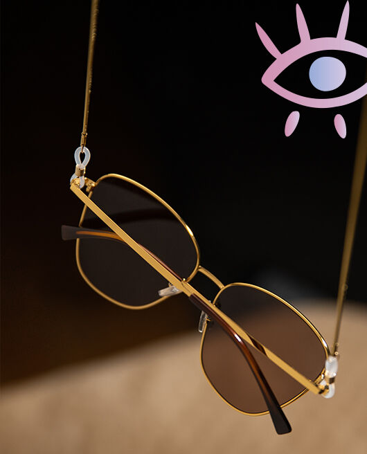 Sonnenbrille mit filigraner goldener Brillenkette
